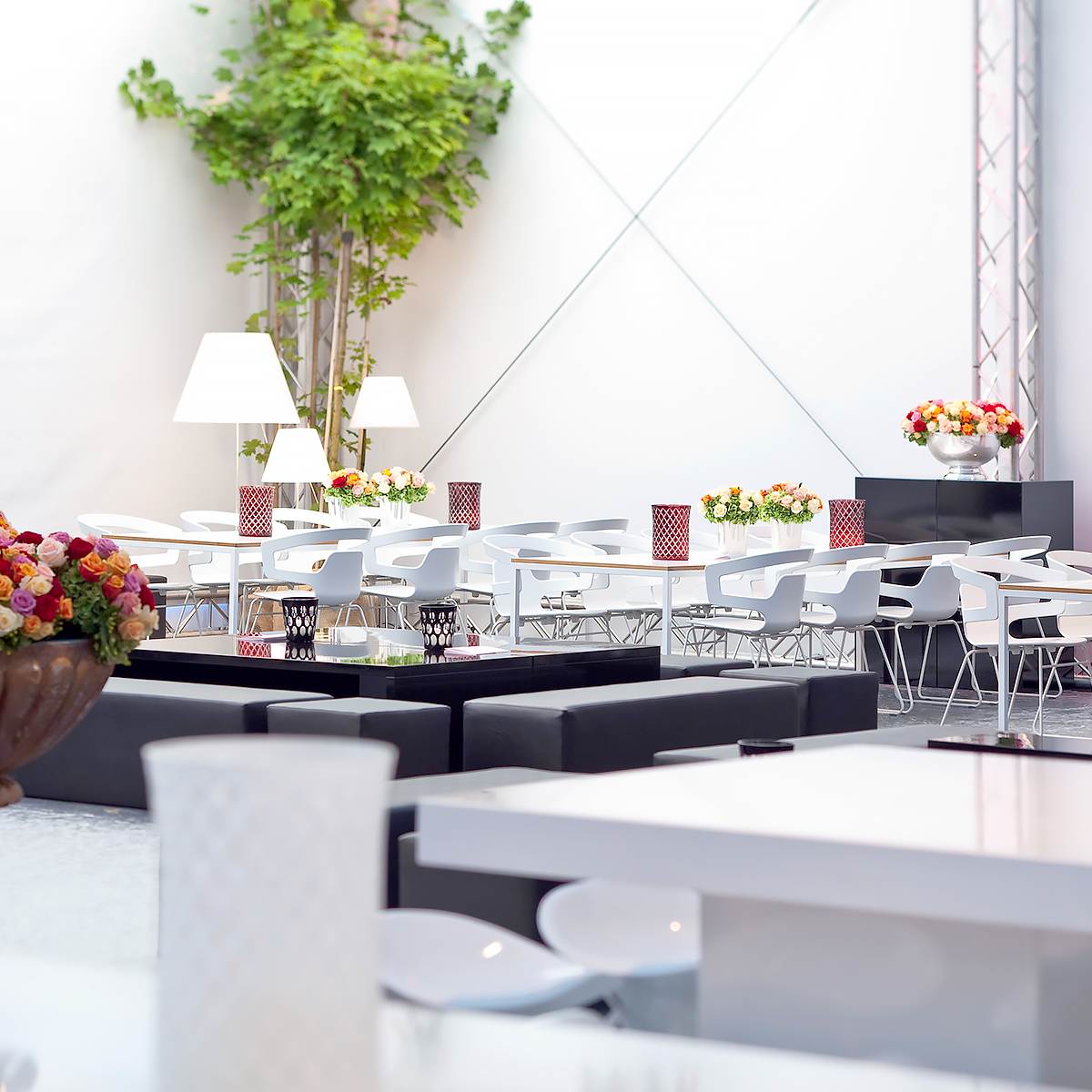 Hochwertige Eventmöbel mieten: Flexibler Service für Innen- und Außenveranstaltungen