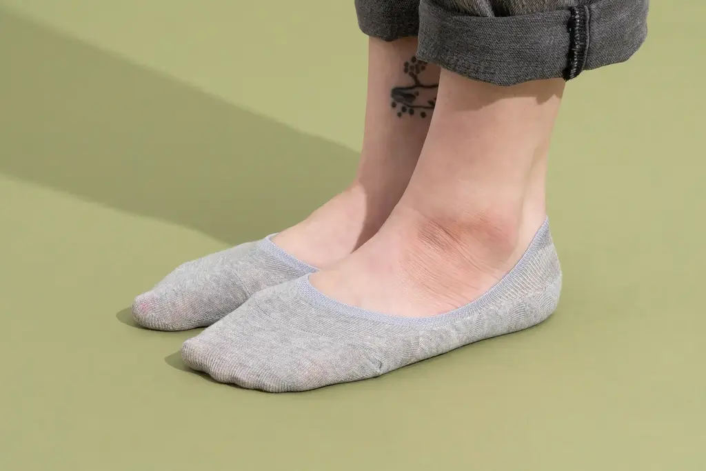 no-show-socks-2048px-1217